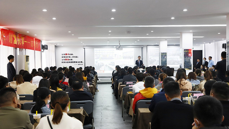 熱烈祝賀！甜啦啦創(chuàng)始人王偉榮獲“2020年度蚌埠市經(jīng)濟人物”