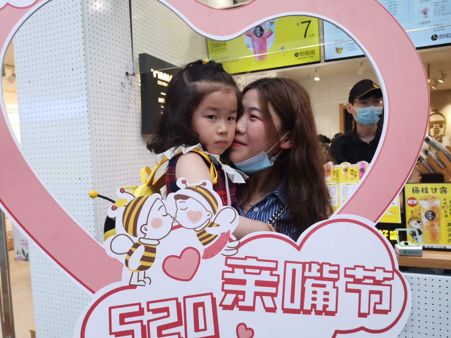 甜啦啦親嘴節(jié)現(xiàn)場報(bào)道，教你如何把愛用行動傳遞出去！