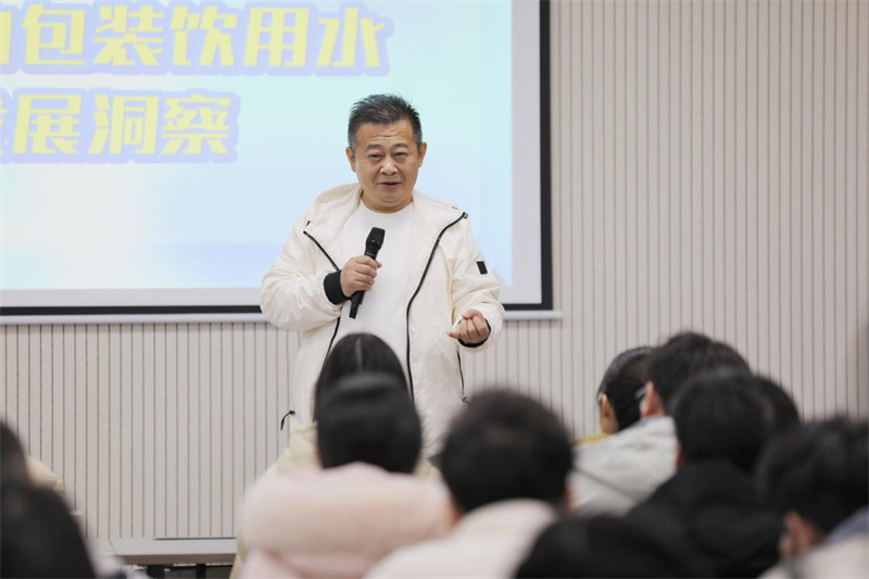 甜啦啦進(jìn)高校攬人才，雇主品牌助力應(yīng)屆生共繪全球茶飲新藍(lán)圖