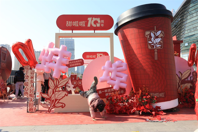 甜啦啦蚌埠南站“紅運(yùn)”快閃，踐行公益點(diǎn)亮春運(yùn)旅途